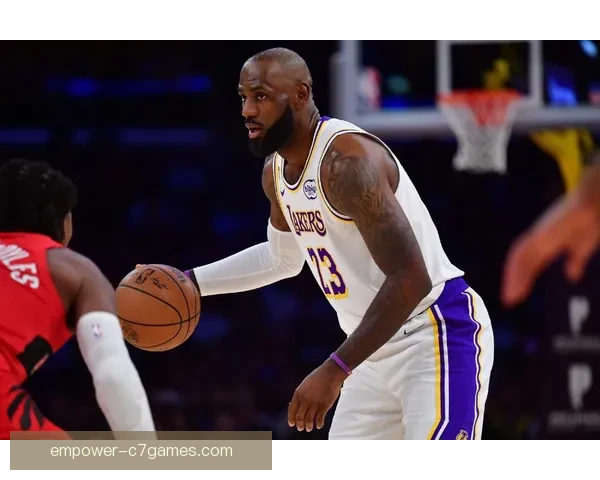 湖人关键战逆转勇士詹姆斯三双表现点燃全场冲击季后赛席位再掀高潮