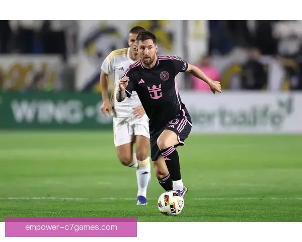 梅西再创辉煌助巴黎逆转 曼城防线受考验战术引热议