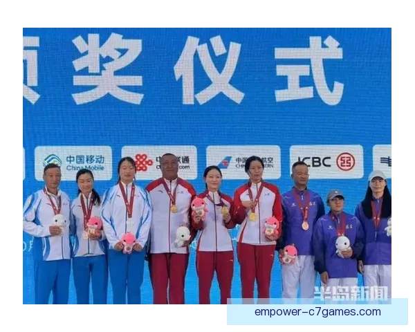 网球赛场激战正酣顶尖选手争夺年度大奖备受瞩目